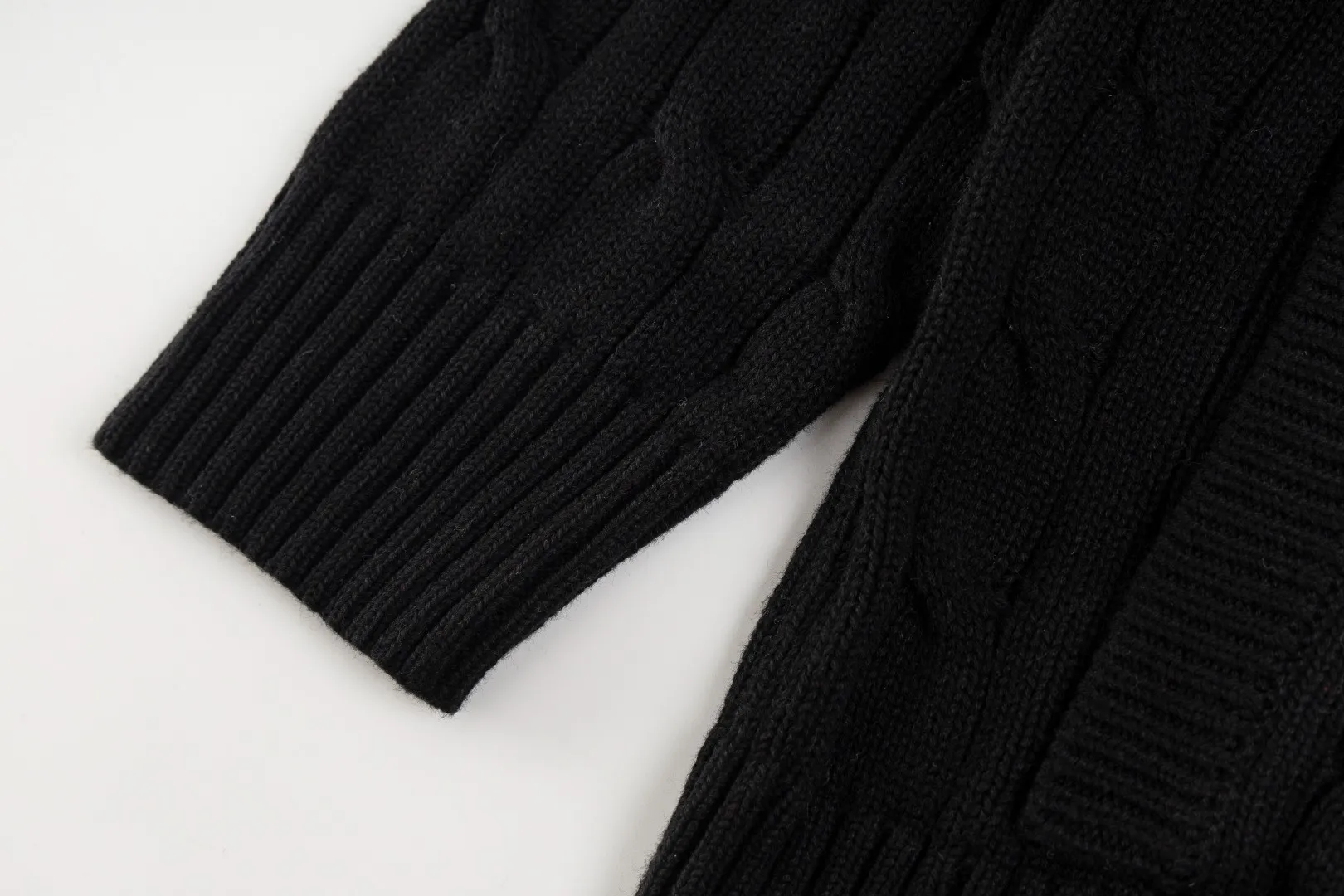 P260 #R98 RALPH LAUREN Ralph Lauren nine-color classic small label embroidery logo full zipper knitted cable cardigan sweater, high-density LOGO embroidery on the chest, original customization of tag accessories. Made of pure cotton yarn, pure cotton is skin-friendly and comfortable, small label war horse embroidered twist zipper cardigan sweater 🐎 high quality, follow the blogger to learn how to wear it! Let’s buy a Ralph Lauren cable sweater. It’s a super hard-to-find series after it became popular. It’s hard to find one on the official website. It’s simple and practical to wear, with a lazy and loose feel. The thickened fabric has more texture, feels soft and delicate, and has a loose fit. Whether worn alone or layered, you can wear different styles of fashion with just one piece!   Size：XS S M L